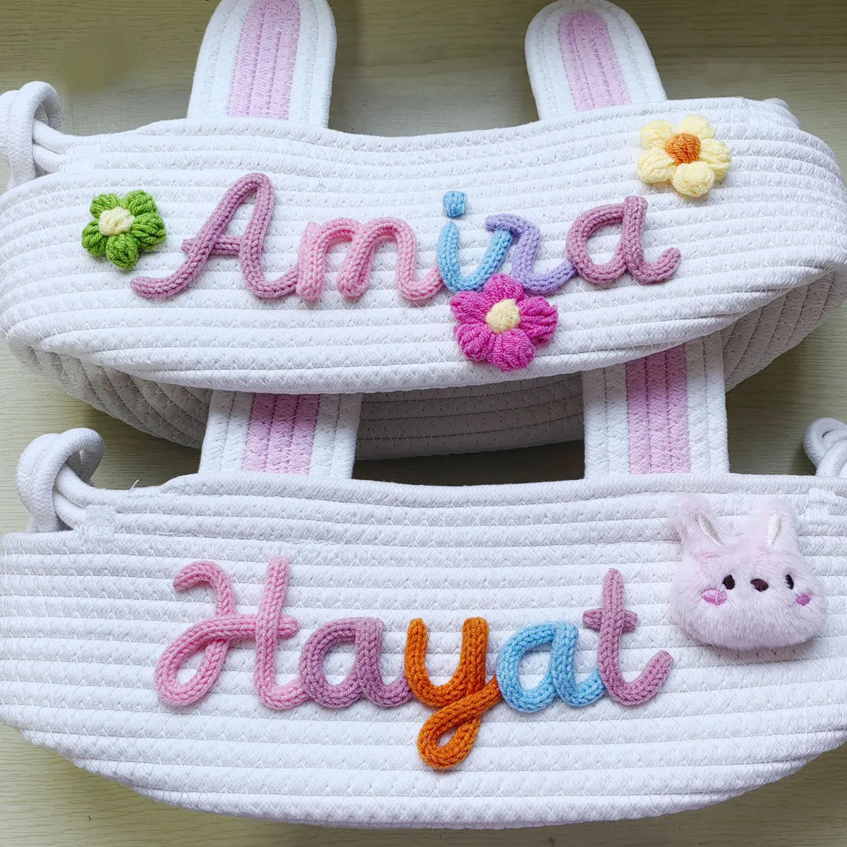 panier rangement tissu coton rose blanc bleu motif tresses décoratif enfant anneaux métalliques prénom