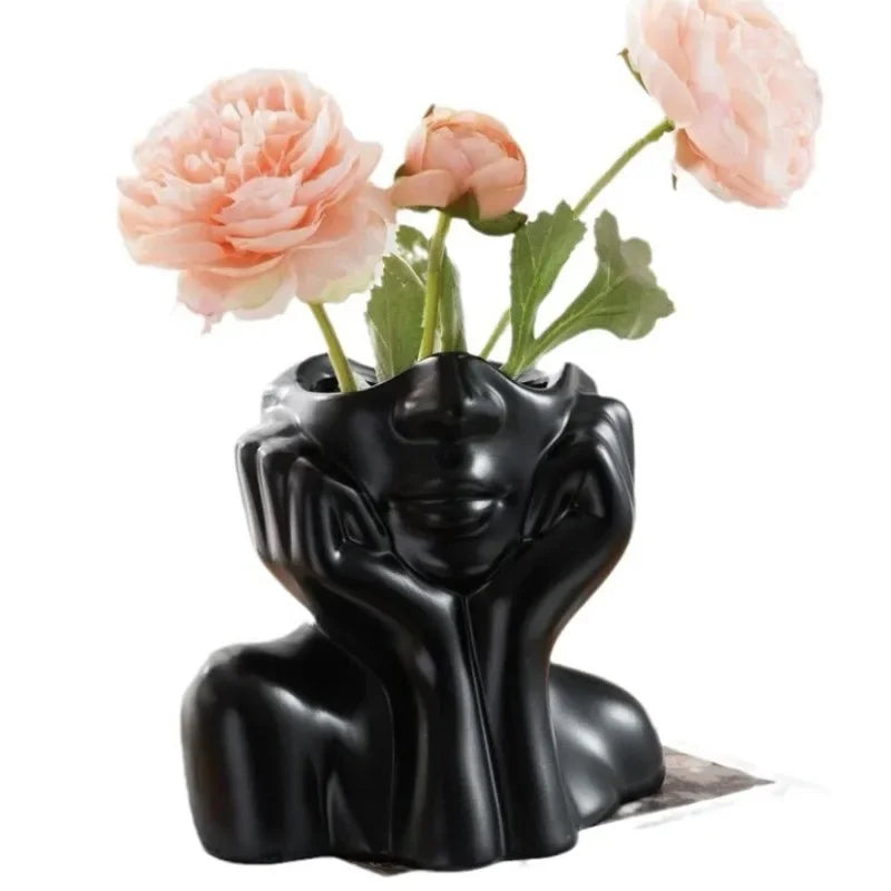 vase sculptural moderne or blanc noir mains humaines décoration intérieure luxe floral