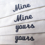 Serviette de bain brodée pliée sur porte-serviette