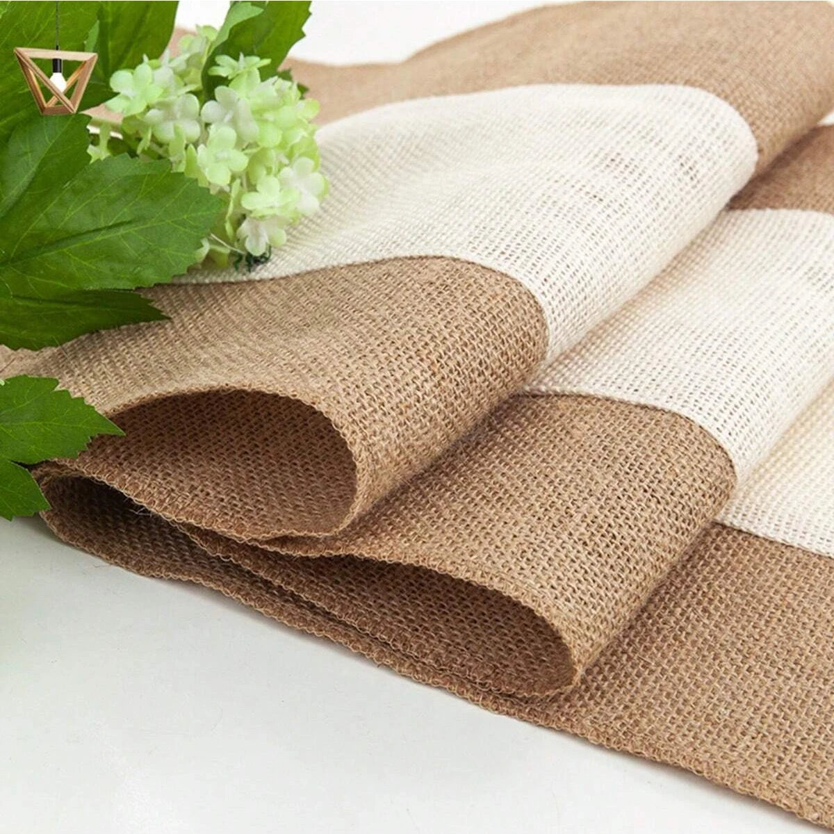 nappe tissée rustique beige marron bandes horizontales fleurs vase blanc couverts argentés chaises croisées