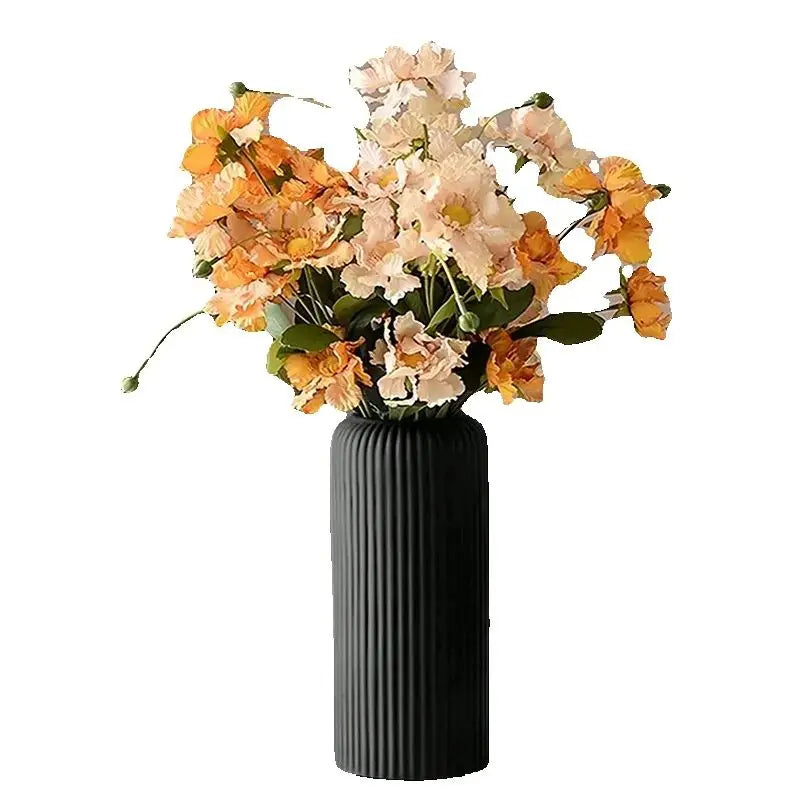 vase strié moderne blanc noir décoration intérieure fleurs artificielles étagère salon chic