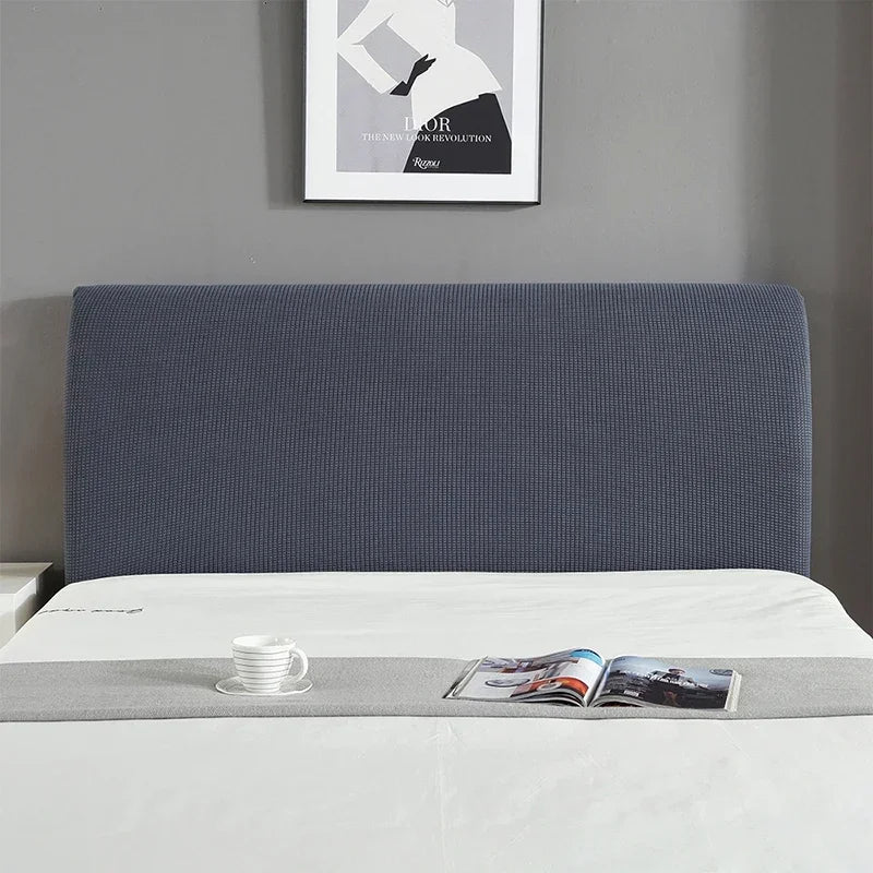 Housse pour tête de lit grise en polaire épaisse sur un lit moderne