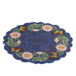 serviette table brodée bleu foncé fleurs blanches oranges papillons multicolores classique