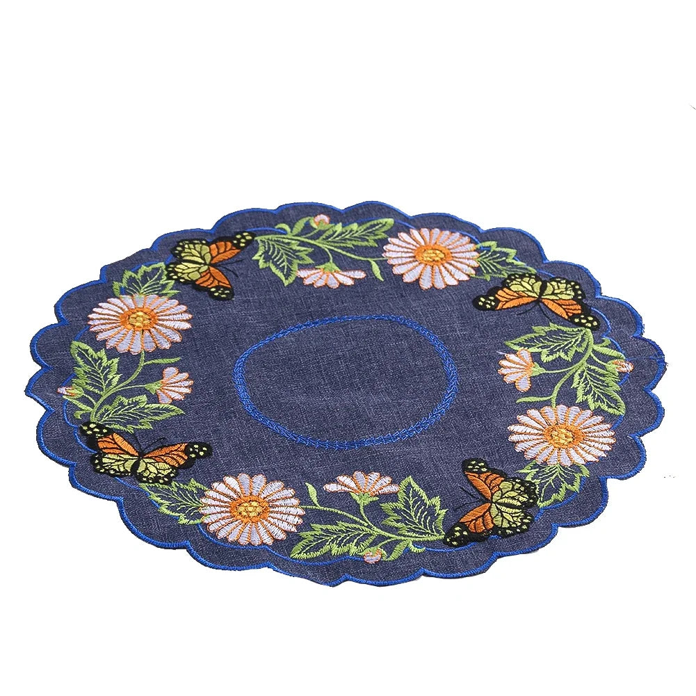 serviette table brodée bleu foncé fleurs blanches oranges papillons multicolores classique
