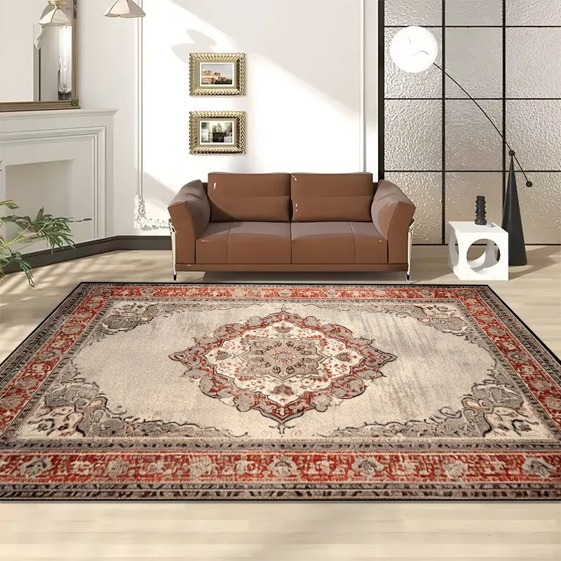 Un tapis persan richement décoré, aux motifs floraux et ornementaux, reposant sur le sol d'un salon moderne avec un canapé en cuir brun et des éléments de décoration.