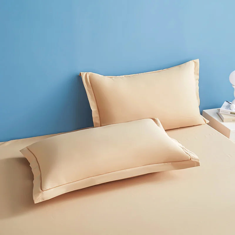 Des oreillers et une couette beige clair, reposant sur un mur bleu clair, créant une atmosphère apaisante et reposante dans la chambre.