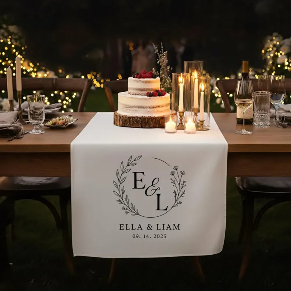 serviette table mariage monogramme feuilles texte personnalisé blanc classique élégant deco table nuptiale usage