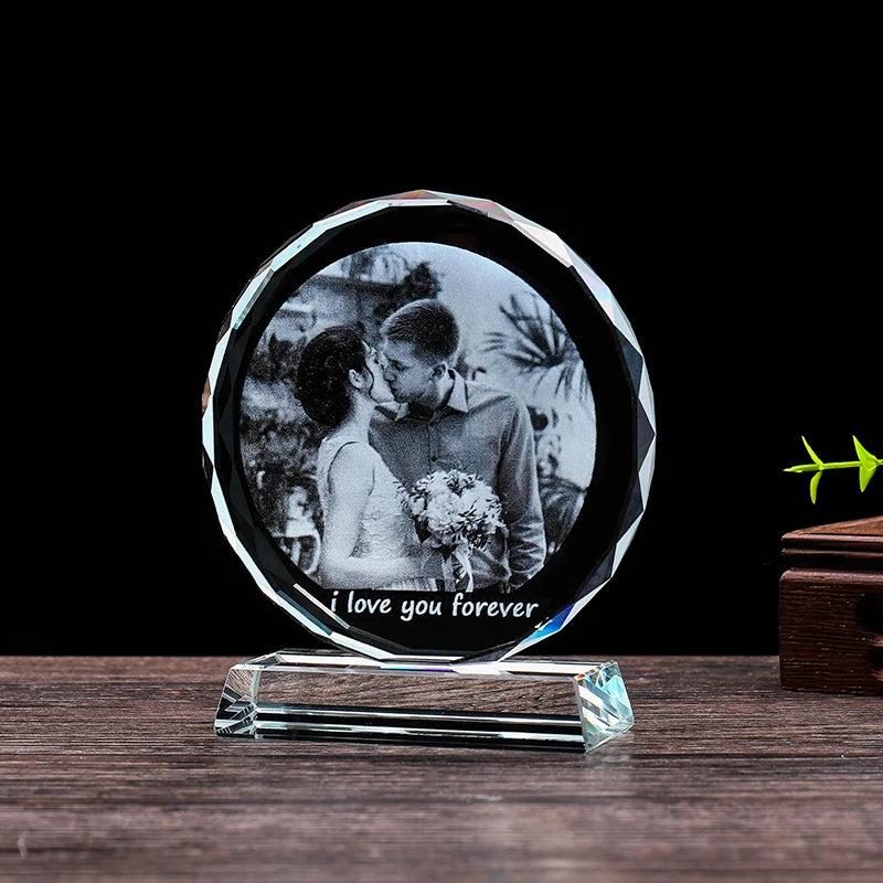 Gravure laser détaillée sur cadre cristal rond