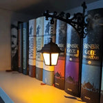 lampe décorative vintage support métallique ouvragé abat jour translucide éclairage bibliothèque cosy figurines décoratives