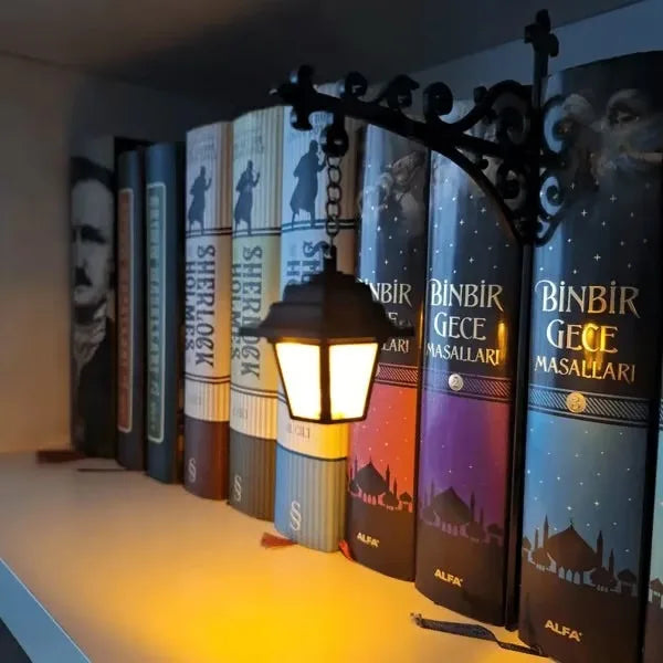 lampe décorative vintage support métallique ouvragé abat jour translucide éclairage bibliothèque cosy figurines décoratives