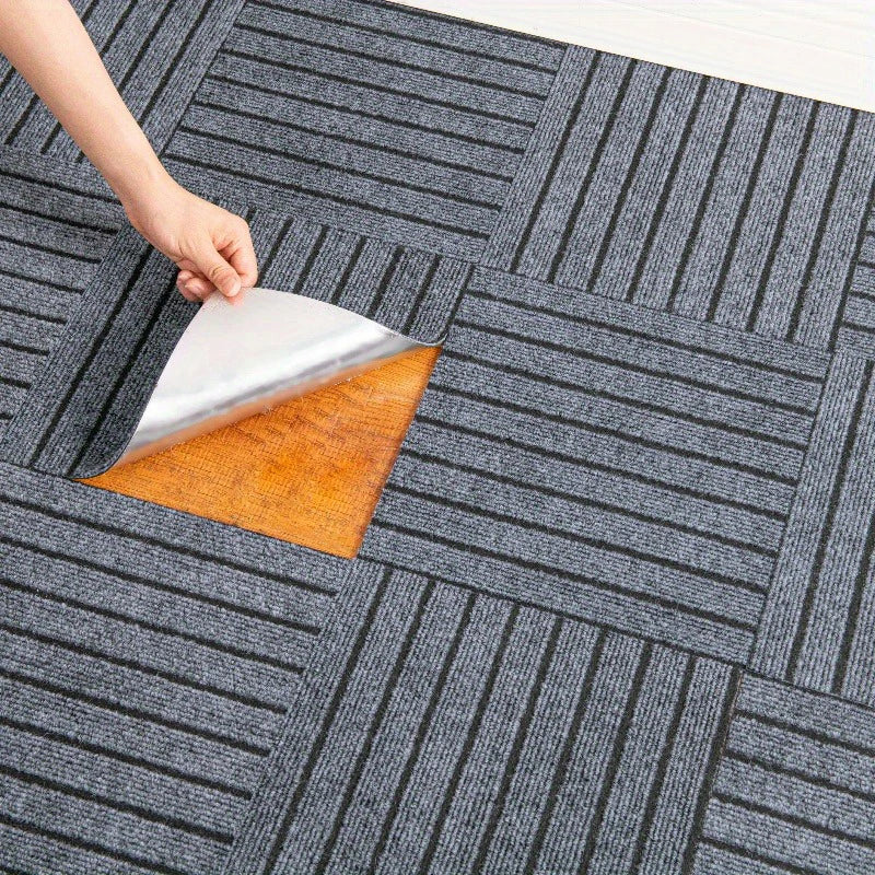 dalles moquette modulaires rayées gris marron rouge antidérapantes moderne minimaliste vinyle polyester