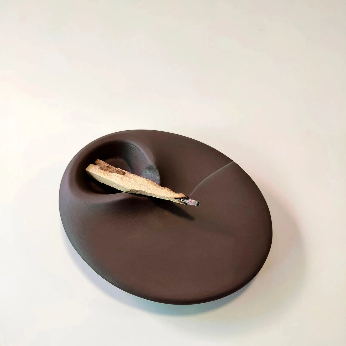 support allumettes marron foncé rond moderne plateau brûlant sauge ciment décoration yoga méditation