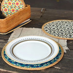 assiettes rondes décoratives tressées motifs géométriques bohèmes couleurs variées sous plats décoratifs