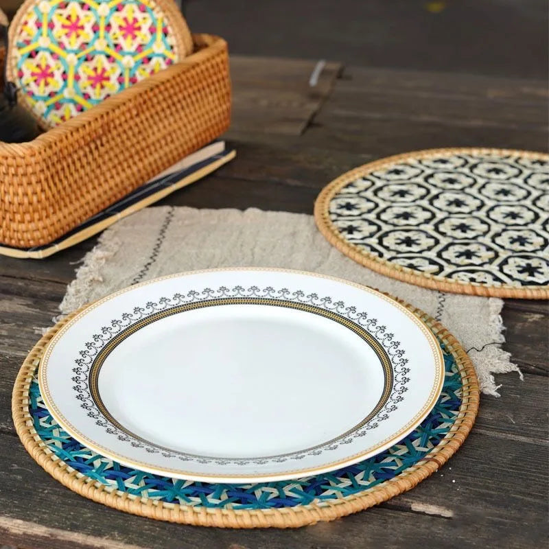assiettes rondes décoratives tressées motifs géométriques bohèmes couleurs variées sous plats décoratifs