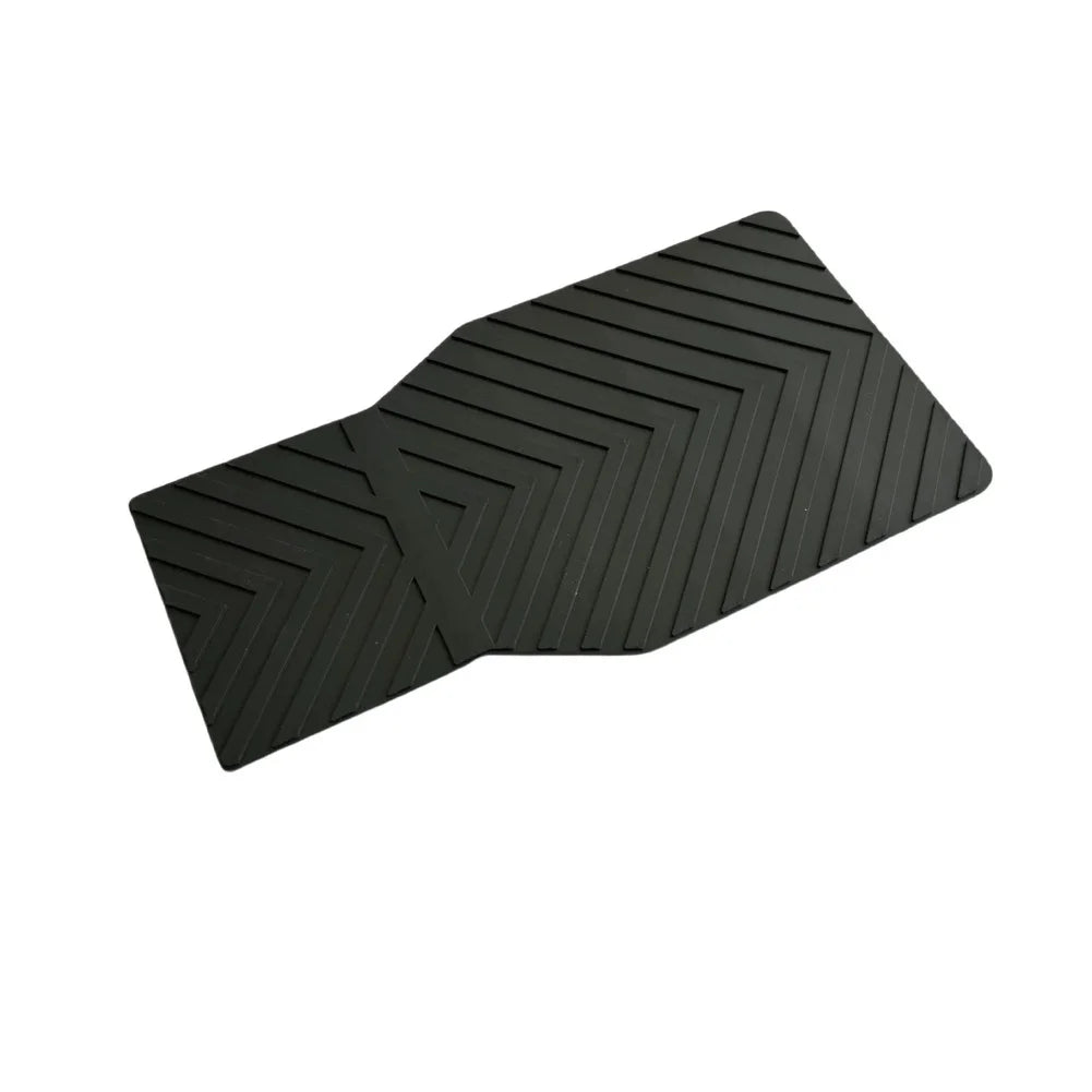 tapis sol scooter électrique noir gris antidérapant texture chevron lignes relief sécurité conducteur