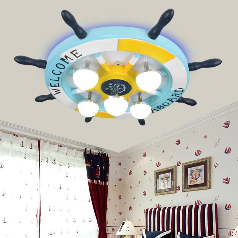 Détail du design du plafonnier LED avec gouvernail en métal et acrylique