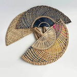 éventail pliant tissé raphia motifs géométriques naturel vert bleu marron jaune anneaux métalliques traditionnel