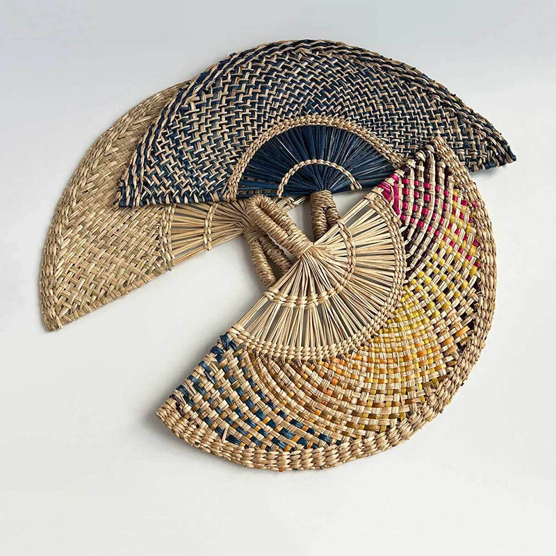 éventail pliant tissé raphia motifs géométriques naturel vert bleu marron jaune anneaux métalliques traditionnel