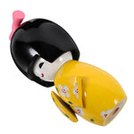 Poupée kokeshi traditionnelle japonaise noir jaune fleurs blanches rose.Points rouges noeud traditionnelle maisonDecoration