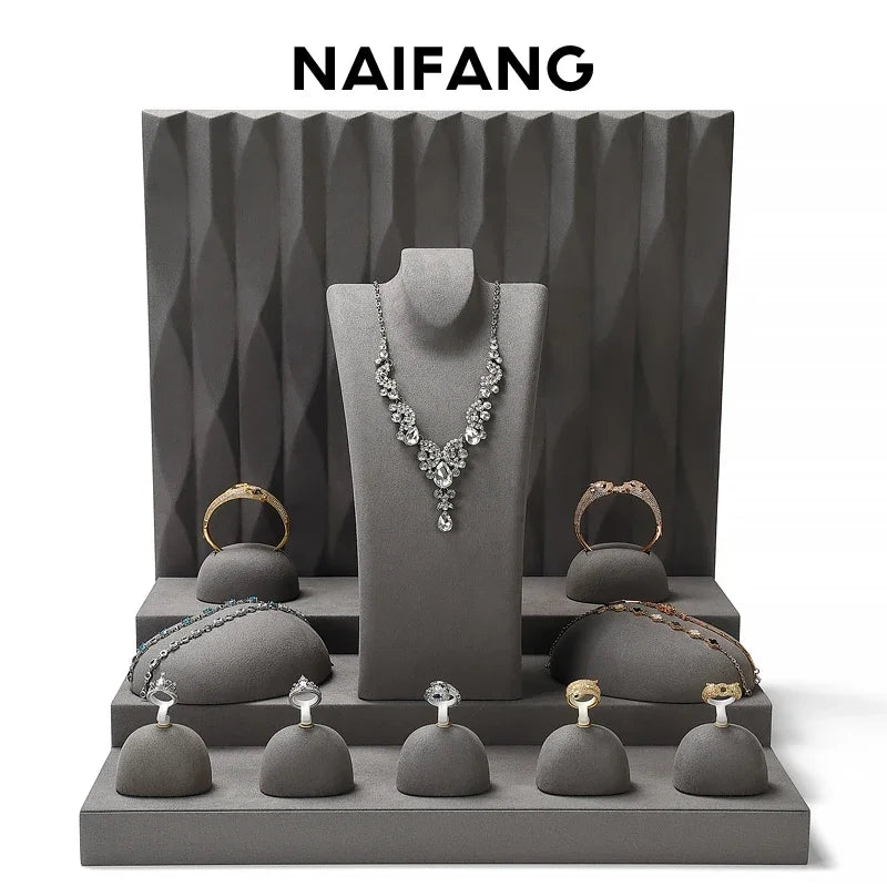 Présentoir à bijoux en cuir noir exposant colliers et bagues
