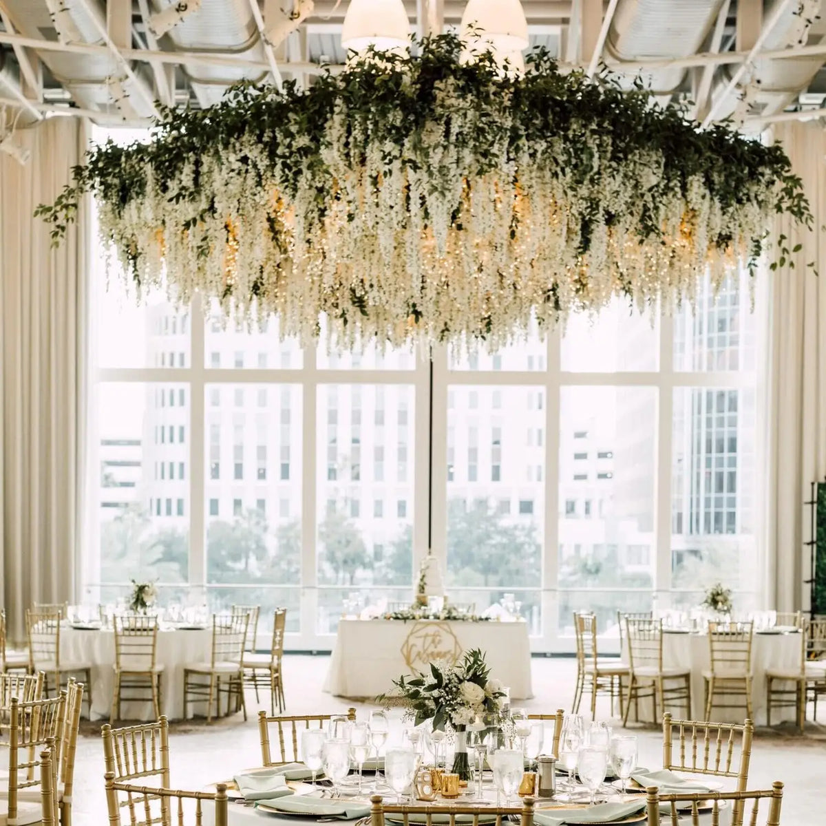 guirlande fleurs artificielles violette moderne extérieure accrochée blanc feuilles verte festive