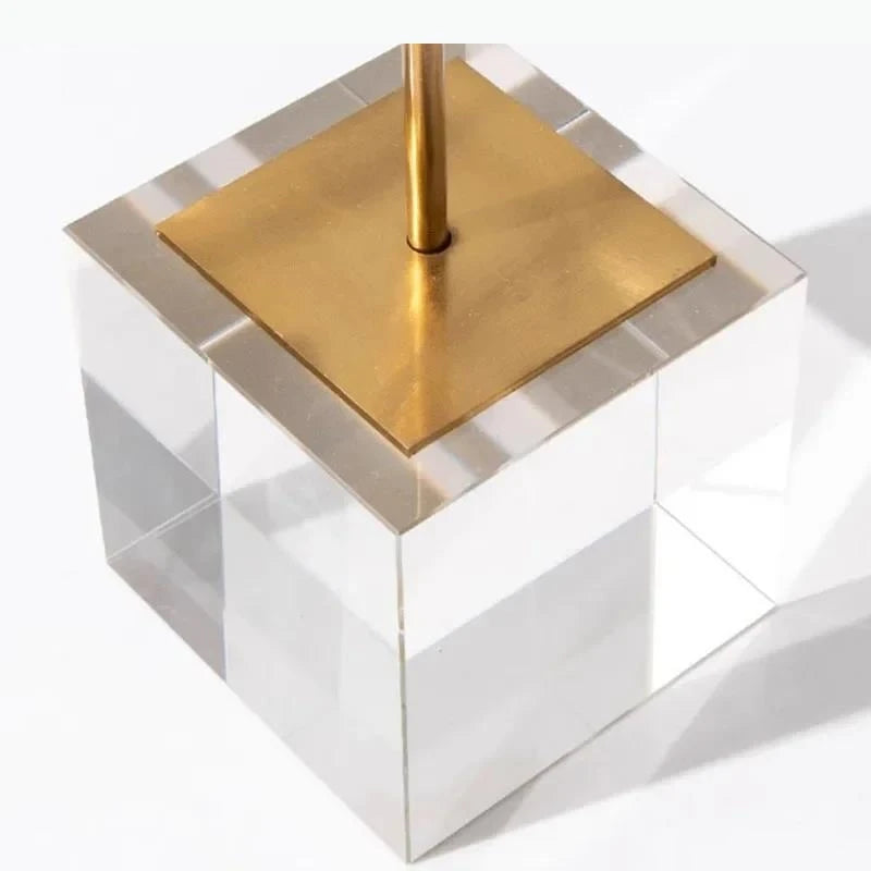 décoration moderne lampes sculpturales transparentes abatjours texturés base cube doré blanc chambre