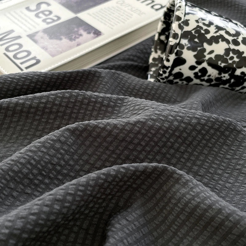Housse de couette gris foncé dans une chambre décorée avec style