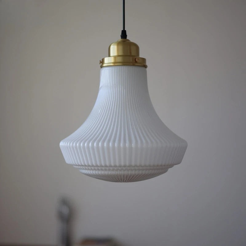 lampe suspendue classique blanc doré rayures verticales opacité câble noir salon ambiance moderne