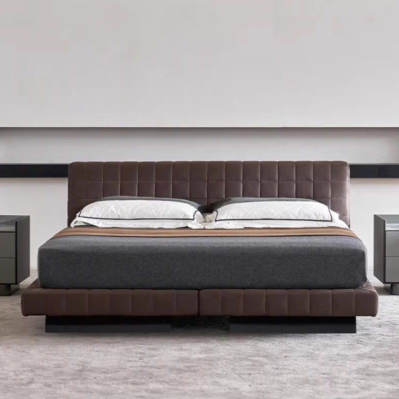 lit marron foncé velours boutons carrés moderne pieds noirs couverture grise drap marronclair chambre