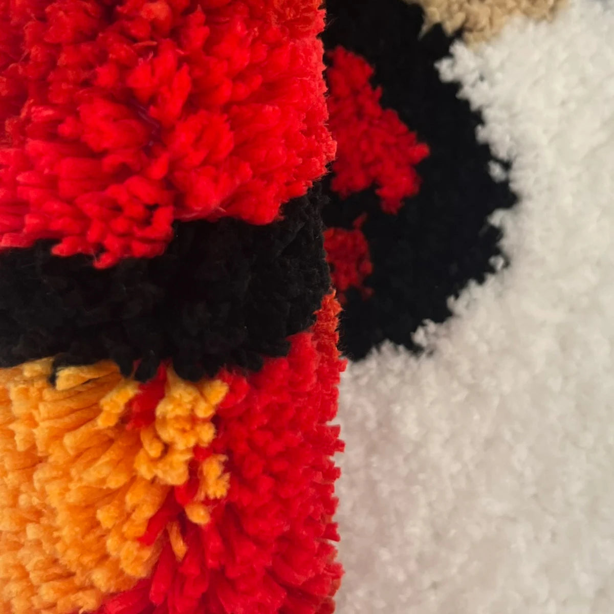 tapis tufté pelucheux main tenant tasse rouge jaune blanc noir antidérapant extérieur intérieur moderne