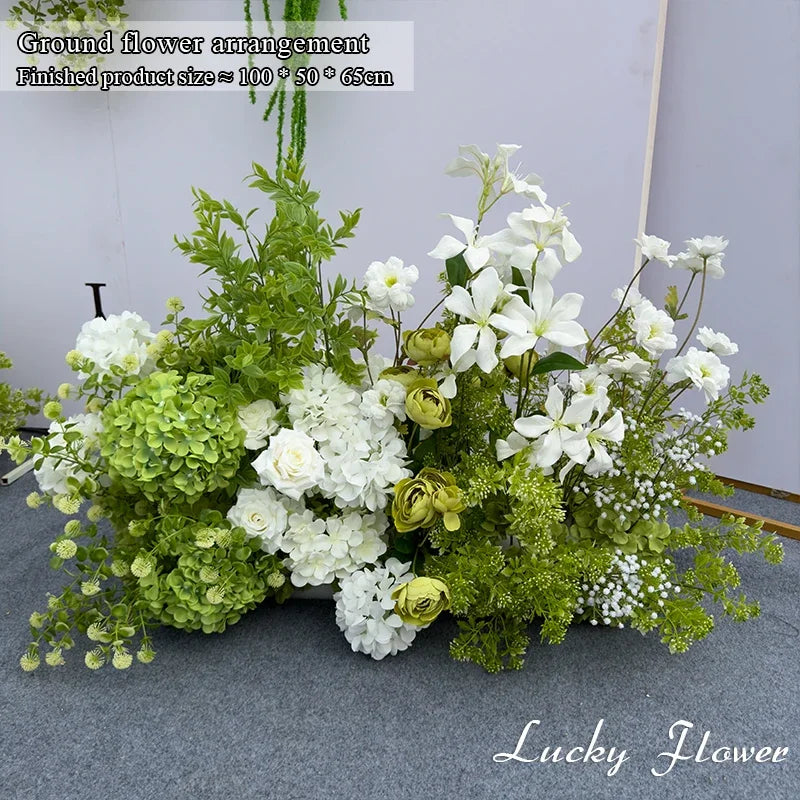 décoration événement extérieur mariage anniversaire roses fleurs variées feuillage dense tissu rouge romantique élégant