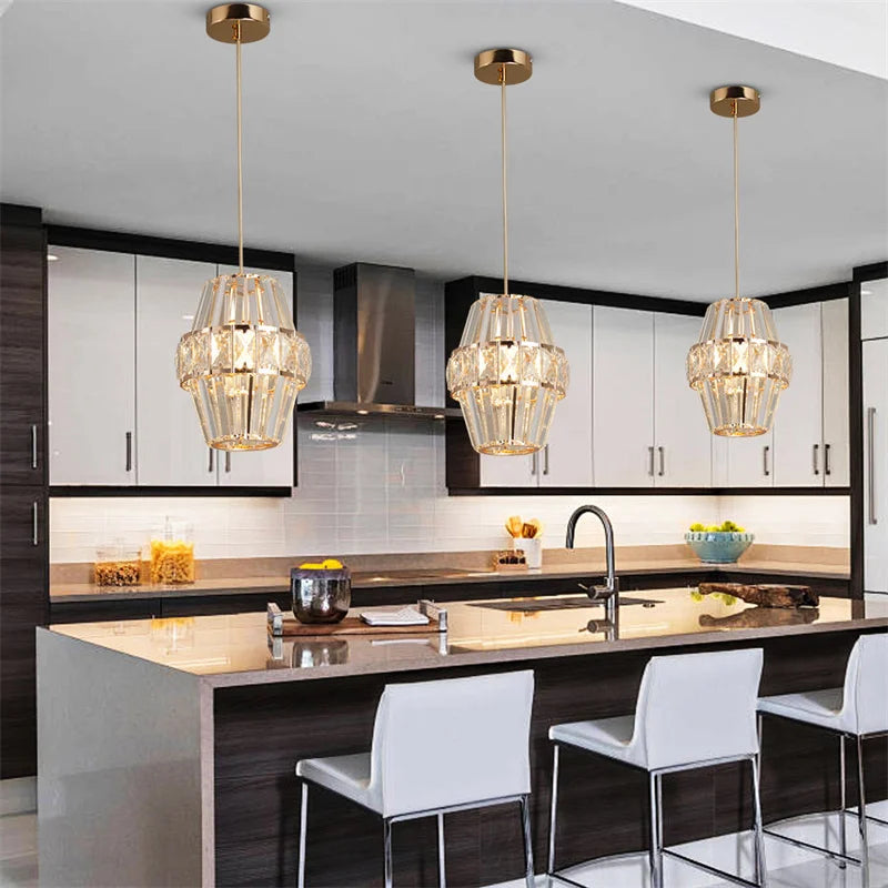 Suspension lumineuse moderne transparente facettes géométriques câble doré élégante chambre salon