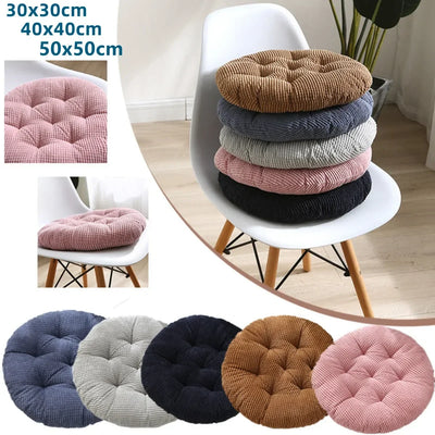 Coussin rond velours côtelé violet sur chaise de bureau