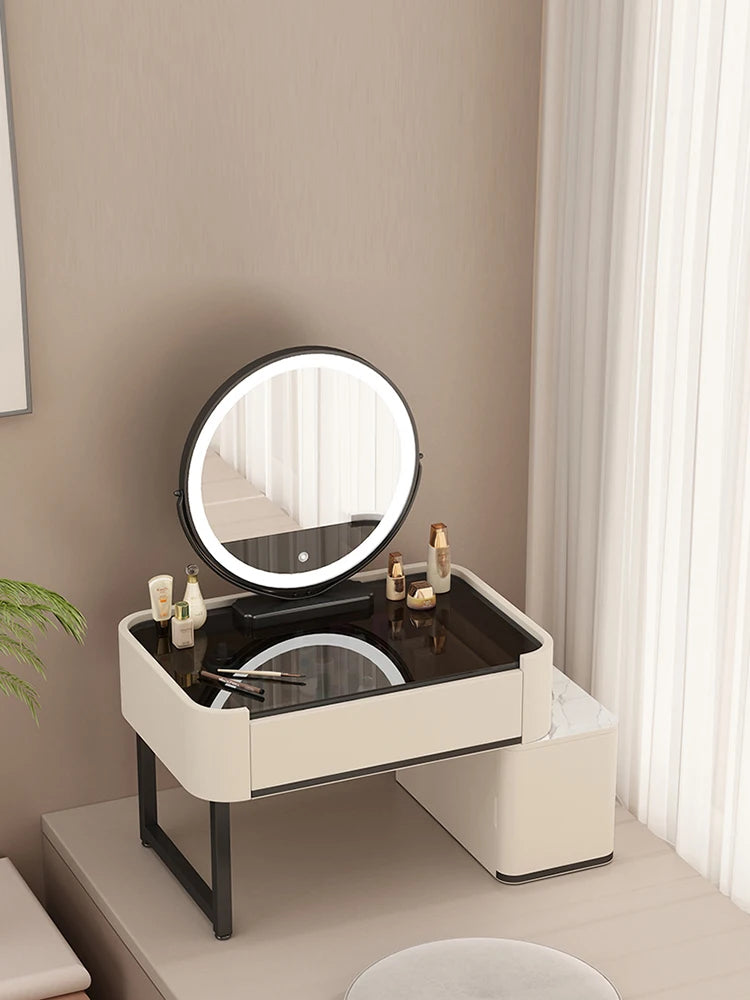 maquillage moderne marbre blanc tiroirs miroir pinceaux bouteilles pieds noirs