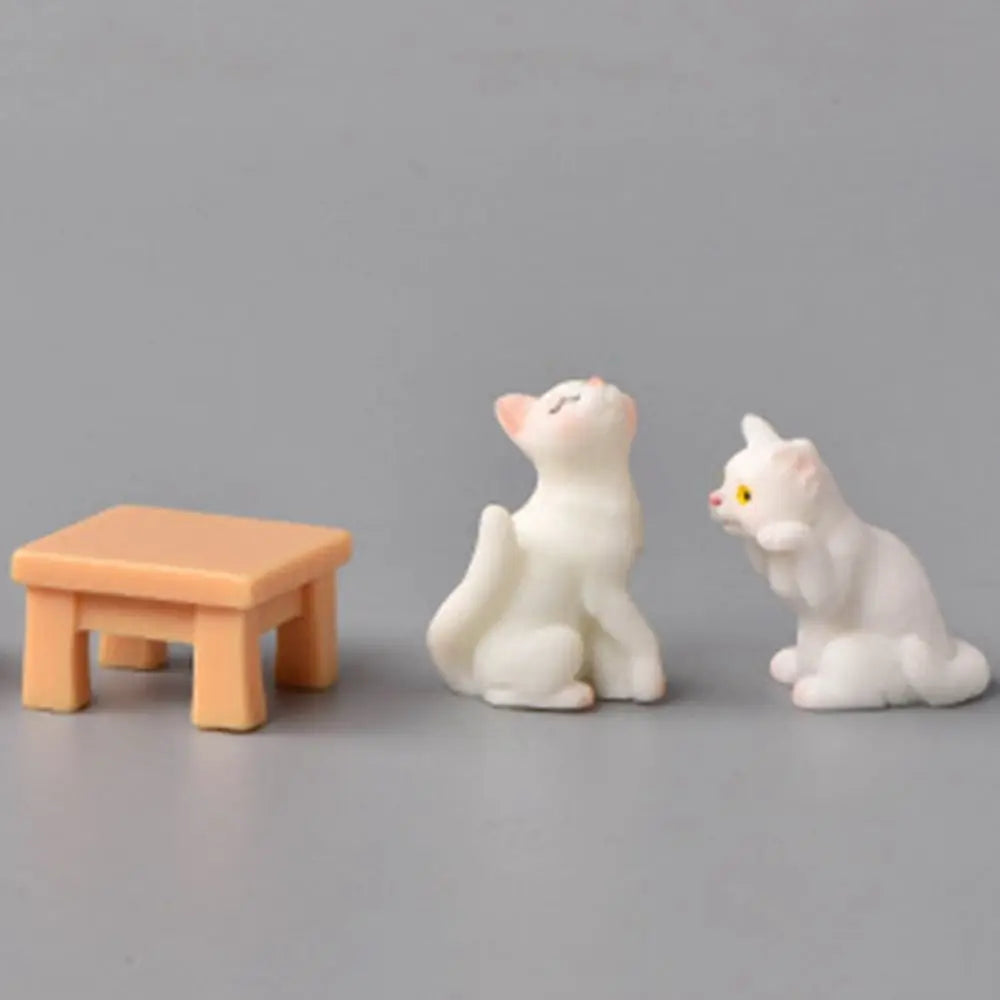 figurines chats résine miniature table deco maison blanc taches colorées opaques erotique