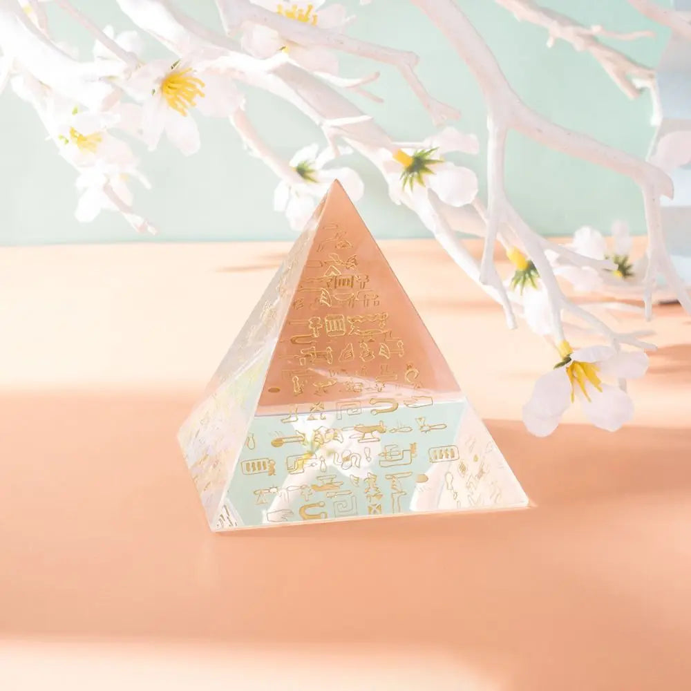 pyramide transparente résine dorée écritures anciennes artisanale décoration méditative geometrie statuette creative