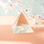 pyramide transparente résine dorée écritures anciennes artisanale décoration méditative geometrie statuette creative