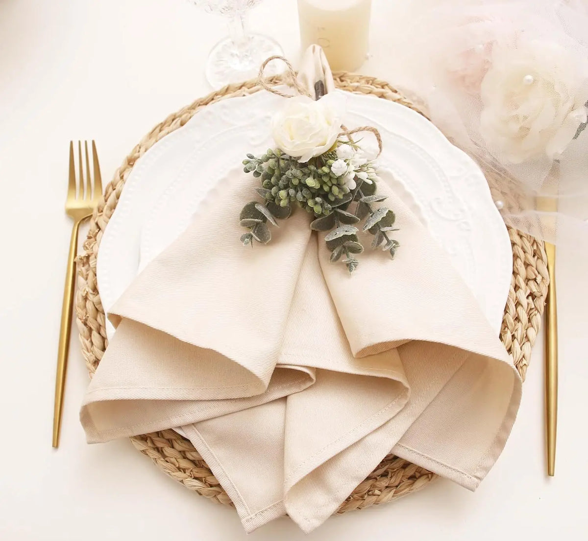 serviettes table vert pastel rose pâle beige clair motif uni classique élégant nœud fleur