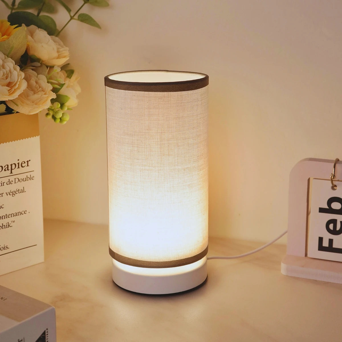 lampe table moderne blanc beige doré écolo flux lumineux géométrique adhésif textile certifications rohs