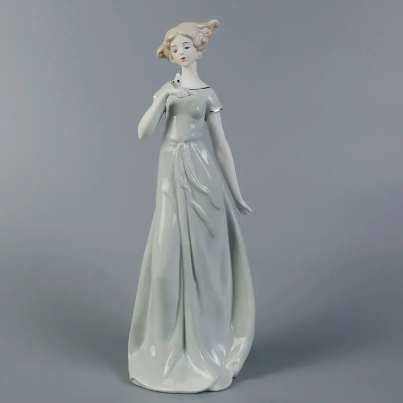 décoration maison porcelaine vintage figurines femmes motifs floraux bleu clair blanc