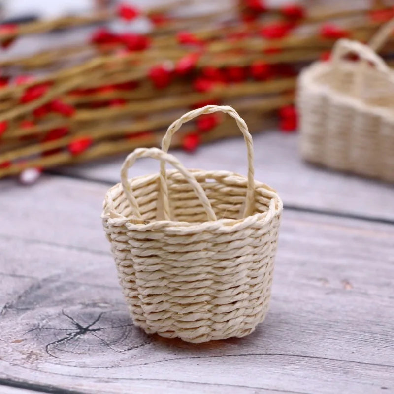 Panier rangement sur une étagère avec des livres