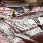 Chambre romantique avec housse de couette fleurie