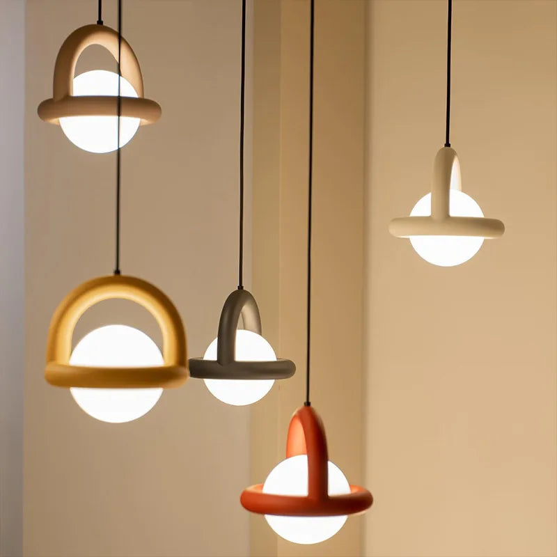 suspension lumineuse moderne pendentif acrylique noir blanc orange bleu rouge anneau métal lampe LEDflux60