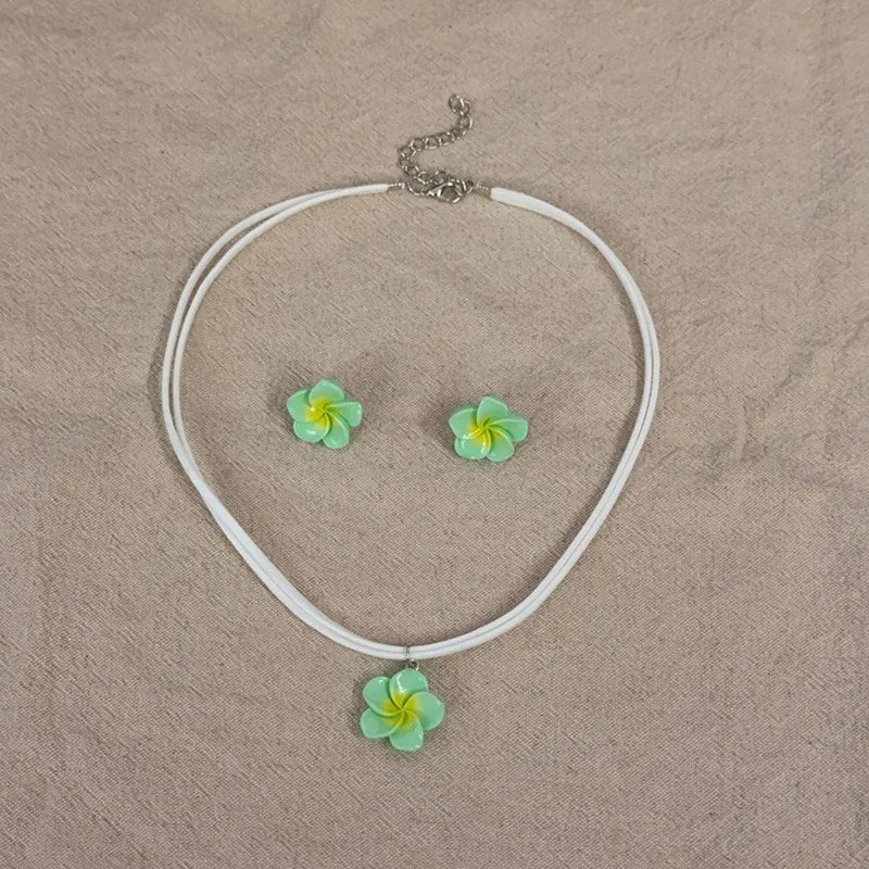 boucles doreilles tressées collier fleurs plumeria ensemble bijoux femmes moderne minimaliste blanc vert rose