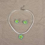 boucles doreilles tressées collier fleurs plumeria ensemble bijoux femmes moderne minimaliste blanc vert rose
