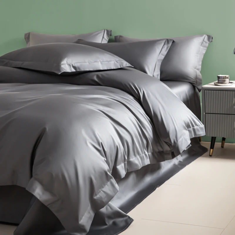 Housse de couette bordeaux dans une chambre décorée élégante