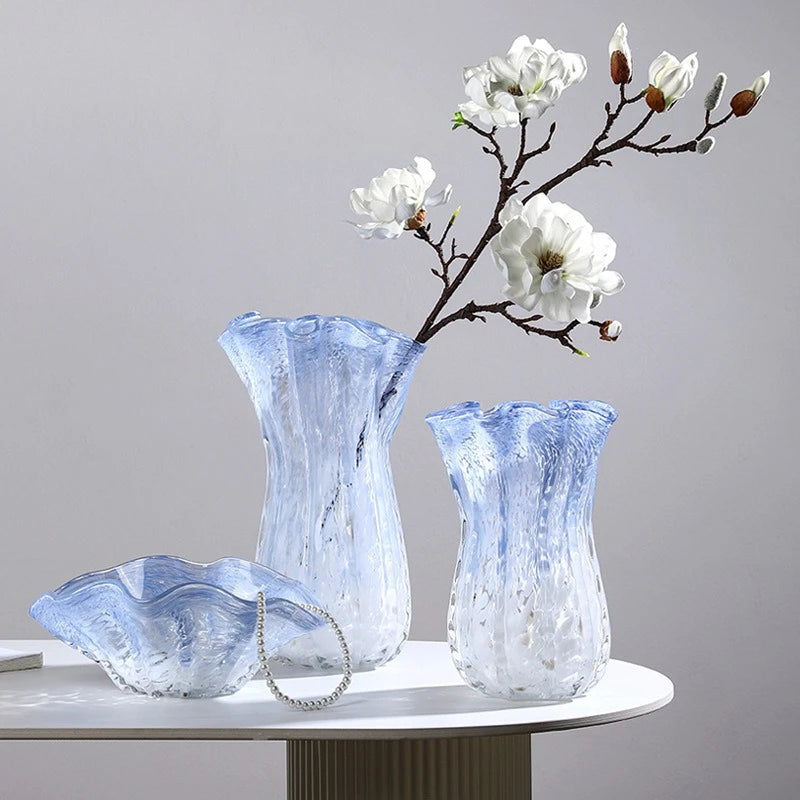 vases modernes bleu clair texture marbrée effet verre soufflé décoration intérieure plateau fruits vase