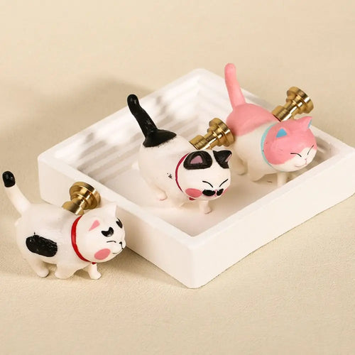 figurines chats mignonnes kawaii rayures colliers yeux fermés blanc noir gris orange bleu Jaune