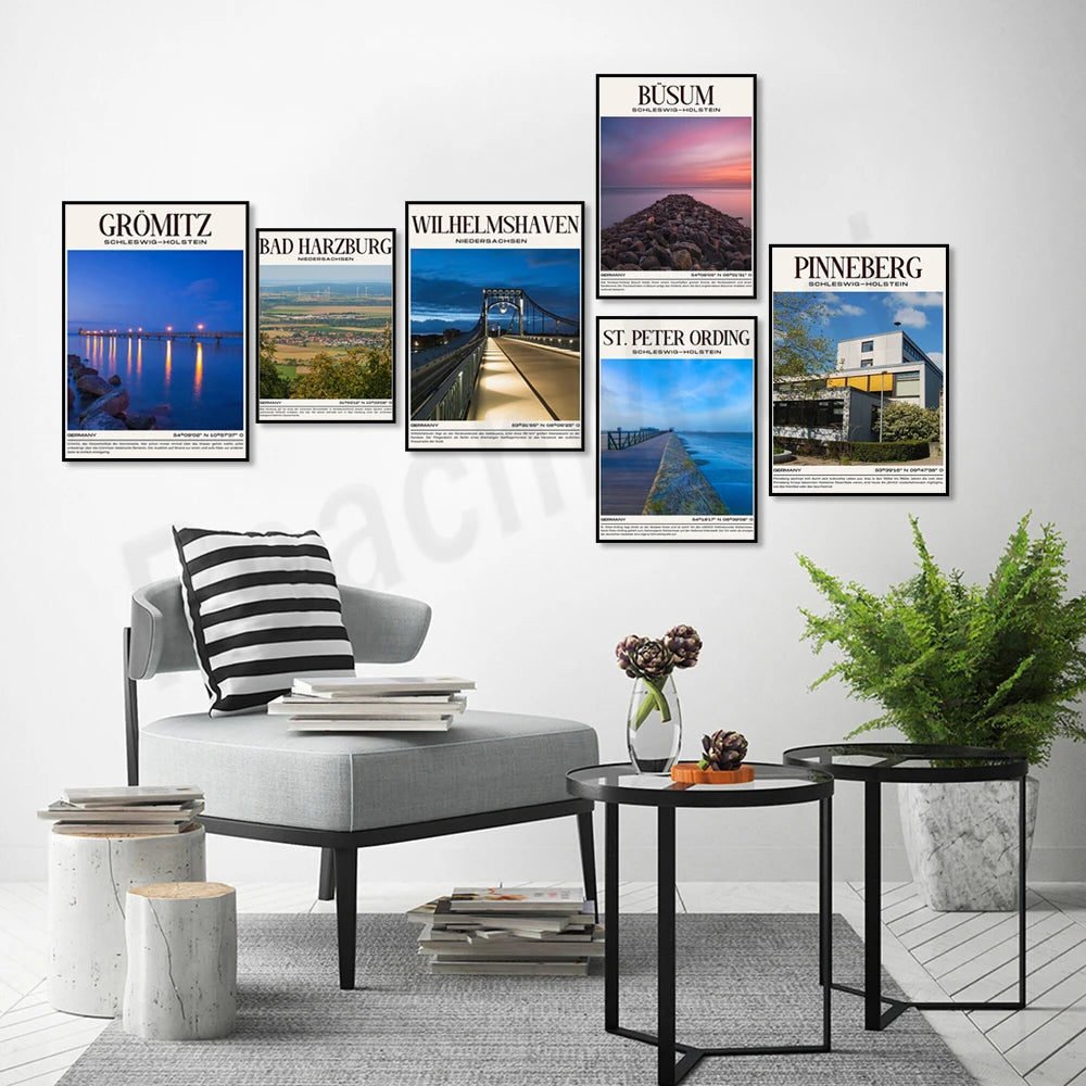 Une collection d'affiches touristiques vintage captivantes représentant diverses destinations allemandes, comme Busum, Wilhelmshaven, Saint-Pierre-Ording et Pinneberg, créant une ambiance chaleureuse et inspirante dans cette scène d'intérieur moderne.