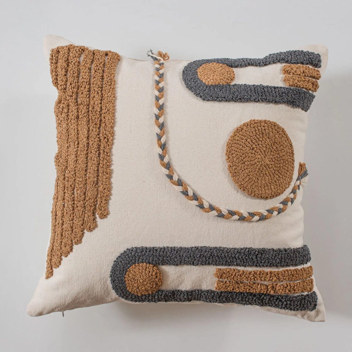 Coussin décoratif en lin avec motifs texturés en crochet dans des tons neutres de beige et de gris.